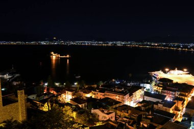 Nafplio 'nun panoramik manzarası ve Bourtzi Kalesi.