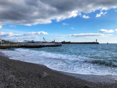 Deniz manzarası ve dalgalar çok güzel. Kırım Dağları ve Karadeniz