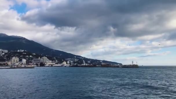 Hermosa Vista Las Montañas Mar Las Gaviotas Vuelan Sobre Agua — Vídeo de stock