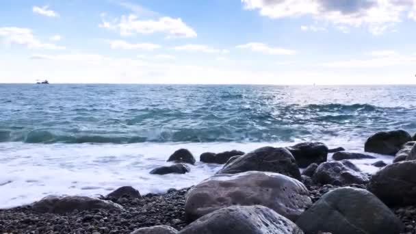 Волны Разбиваются Скалы Черном Море Волны Разбиваются Скалы Голубым Небом — стоковое видео