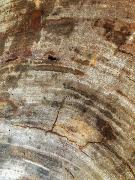 Bakır lekeli taş bir duvarın yüzeyi. Taş dokusunun mineral arkaplanı. Demir paslı kirli yüzey.
