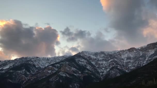 Puesta Sol Las Montañas Movimiento Las Nubes Paisaje Montañas Cielo — Vídeos de Stock