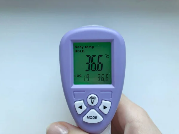 Elektronik termometre hazır. Hastanenin sıcaklığını ölçmek için tıbbi bir cihaz, elektronik dijital termometre kullanılır. Yakın plan, beyaz arkaplanda el termometresi.
