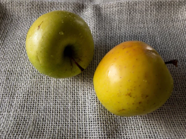 Hay Dos Manzanas Sobre Mesa Vista Desde Arriba Dos Manzanas —  Fotos de Stock