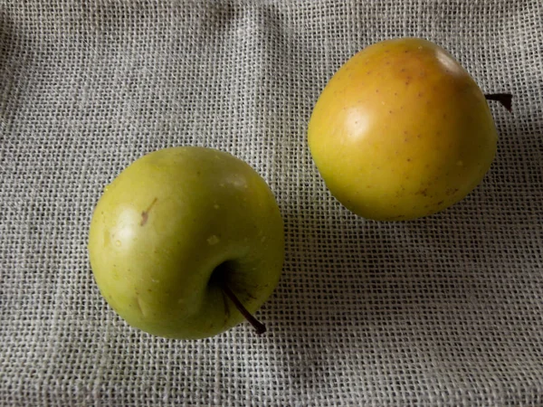 Hay Dos Manzanas Sobre Mesa Vista Desde Arriba Dos Manzanas —  Fotos de Stock