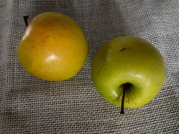Hay Dos Manzanas Sobre Mesa Vista Desde Arriba Dos Manzanas —  Fotos de Stock