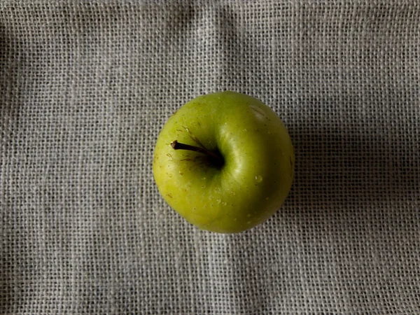 Una Manzana Verde Está Sobre Mesa Vista Desde Arriba Frutas —  Fotos de Stock