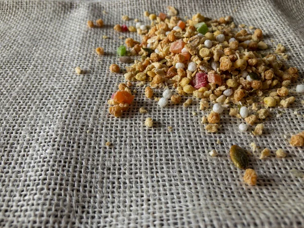 Faydalı pullar masaya saçıldı. Müsli sağlıklı bir kahvaltıdır..