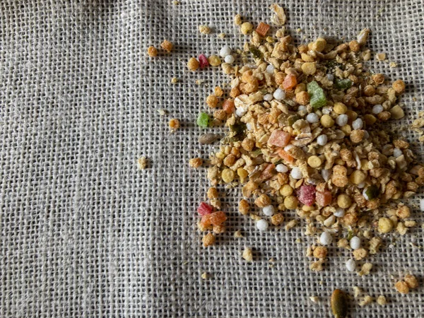 Faydalı pullar masaya saçıldı. Müsli sağlıklı bir kahvaltıdır..