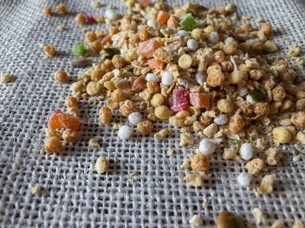 Faydalı pullar masaya saçıldı. Müsli sağlıklı bir kahvaltıdır..