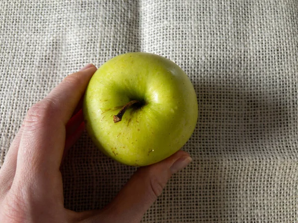 Una manzana verde en la mano. La vista desde arriba . —  Fotos de Stock