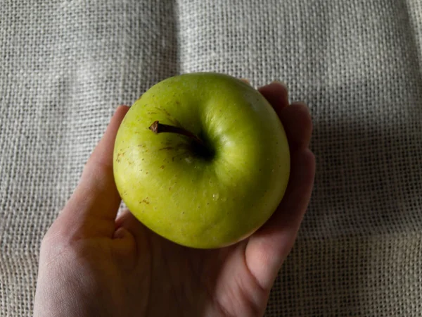 Una manzana verde en la mano. La vista desde arriba . —  Fotos de Stock