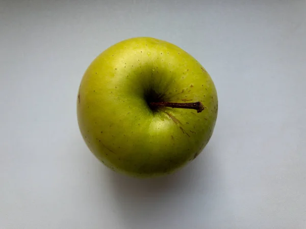 Una manzana verde está sobre la mesa. La vista desde arriba . —  Fotos de Stock
