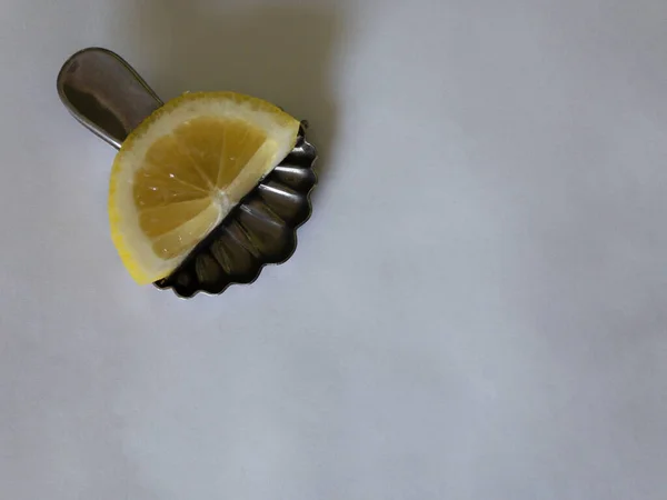 taze limon dilimleri beyaz arka plan üzerinde kapat