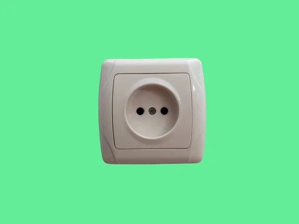 Yeşil arkaplanda izole edilmiş elektrik prizi
