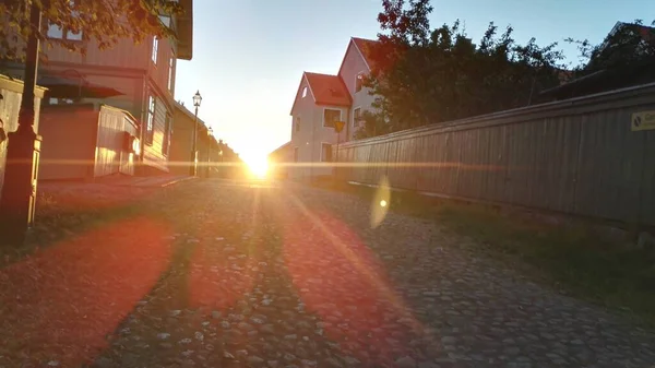 Schöne flache Blick Sonnenuntergang der Kopfsteinpflasterstraße, Schweden — Stockfoto