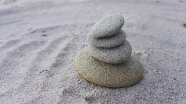 Fechar pedras zen, fundo de areia, relaxamento e mindfulness conceito — Fotografia de Stock