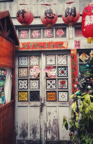 Geleneksel Çin beyaz kapısı, kırmızı kağıt fener, yeni yıl dekorasyonu. — Stok fotoğraf