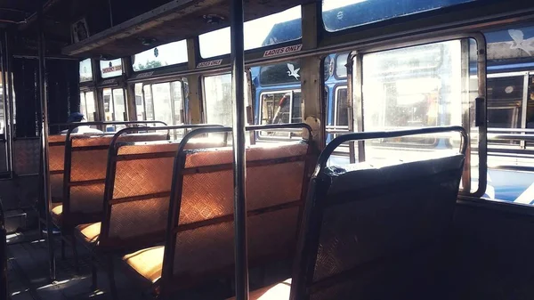 Vacío vintage asientos de autobús retro, rayo de sol aunque ventana, transporte local — Foto de Stock