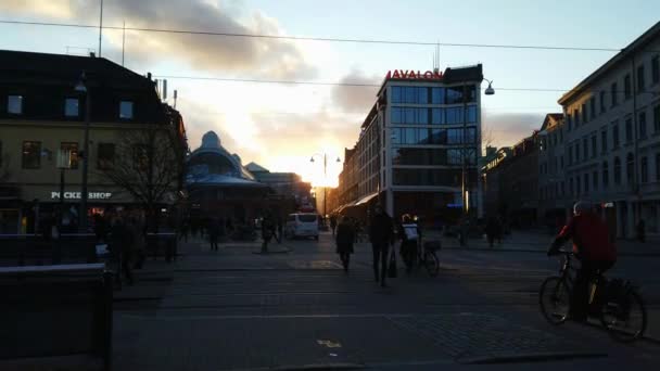 Siluetas al atardecer en Kungsportsplatsen en el centro de Gotemburgo, Suecia — Vídeos de Stock