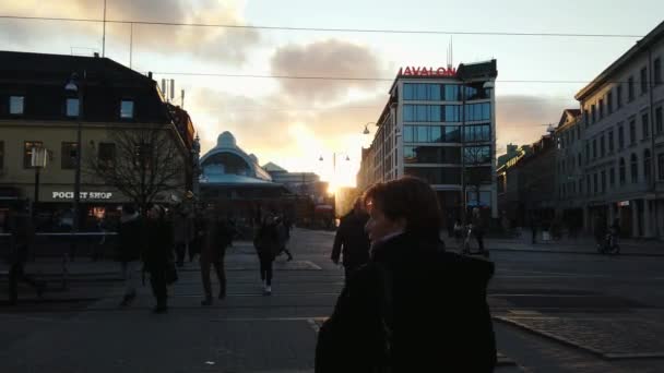 Sonnenuntergang zwischen Gebäuden am Kungsportsplatsen im Zentrum von Göteborg, Schweden — Stockvideo