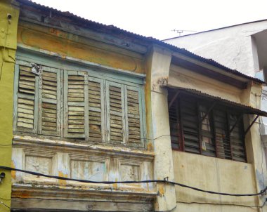 Malezya 'da eski kapalı pencere panjuru, dış mekan, mimari