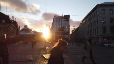 Göteborg 'un merkezindeki Kungsportsplatsen binaları arasında gün batımı silueti