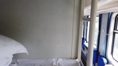Çin yataklı vagonundaki boş koridorun görüntüsünü göster.