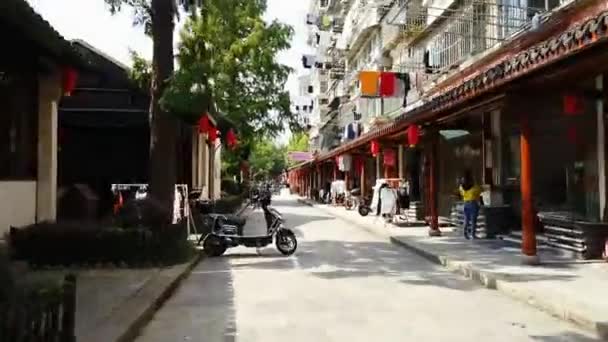 Czas upływa POV chodzenie po ulicy w starożytnym chińskim mieście — Wideo stockowe
