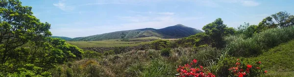 Tranquilo Panorama Paisagem com exuberante montanha — Fotografia de Stock