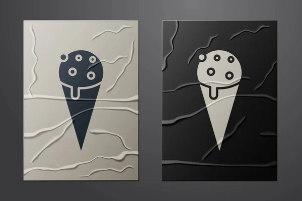 Weißes Eis in Waffelkegel-Ikone isoliert auf zerknülltem Papier Hintergrund. Süßes Symbol. Papierkunst. Vektorillustration — Stockvektor
