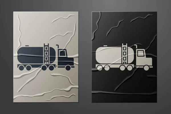 Icono del camión cisterna blanco aislado en el fondo de papel arrugado. Petrolero, camión de gasolina, cisterna, remolque de petróleo. Estilo de arte de papel. Ilustración vectorial — Vector de stock