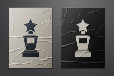 Beyaz Ödül kupası simgesi buruşmuş kağıt arka planda izole edilmiş. Galibiyet ödülü sembolü. Şampiyonluk ya da yarışma kupası. Spor başarısı işareti. Kağıt sanatı tarzı. Vektör İllüstrasyonu