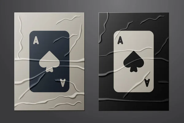 Witte speelkaart met schoppen symbool pictogram geïsoleerd op verfrommeld papier achtergrond. Casino gokken. Papierkunst stijl. Vector Illustratie — Stockvector