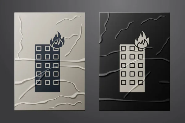 城市街道上燃烧的建筑中的白火图标在皱折的纸背上被隔离。造纸艺术风格。病媒图解 — 图库矢量图片