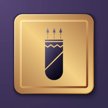 Mor arkaplanda yalıtılmış ok simgesi olan mor titreşimli. Altın kare düğme. Vektör İllüstrasyonu