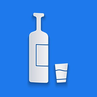 Kağıt kesiği viski şişesi ve mavi arka planda izole edilmiş cam ikon. Kağıt sanatı tarzı. Vektör İllüstrasyonu