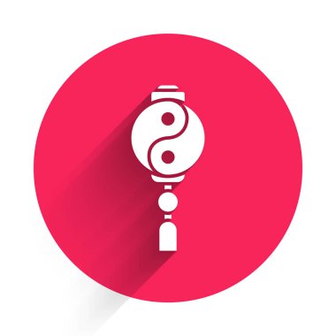 Beyaz Yin Yang uyum ve denge sembolü uzun gölgeli izole edilmiş. Kırmızı daire düğmesi. Vektör İllüstrasyonu