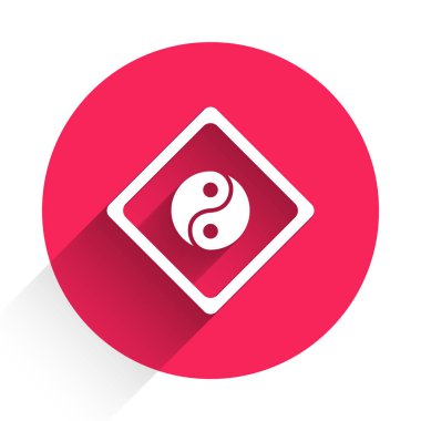 Beyaz Yin Yang uyum ve denge sembolü uzun gölgeli izole edilmiş. Kırmızı daire düğmesi. Vektör İllüstrasyonu