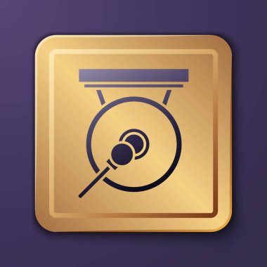 Mor gong müzik perküsyon enstrümanı dairesel metal disk ve mor arkaplanda izole edilmiş çekiç ikonu. Altın kare düğme. Vektör İllüstrasyonu