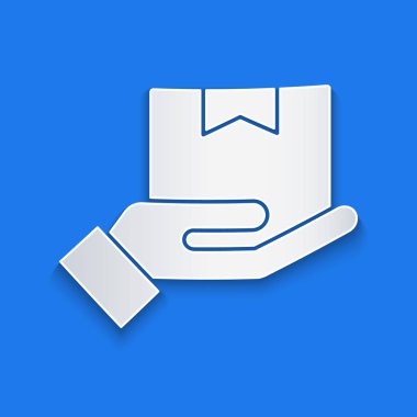 Kağıt kesiği. Mavi arka planda karton kutular ikonu olan teslimat eli. Kuryeyle kapı kapı dolaşacağız. Kağıt sanatı tarzı. Vektör İllüstrasyonu