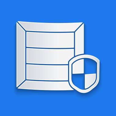 Kağıt kesiği. Mavi arka planda kalkan simgesi olan teslimat paketi güvenliği. Teslimat sigortası. Kalkanın ötesinde sigorta kutuları var. Kağıt sanatı tarzı. Vektör İllüstrasyonu