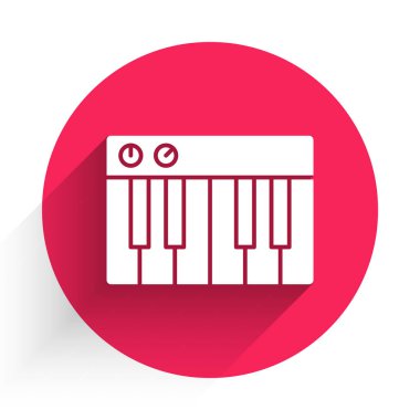 Beyaz Müzik Sentezleyici simgesi uzun gölgeli izole edilmiş. Elektronik piyano. Kırmızı daire düğmesi. Vektör İllüstrasyonu