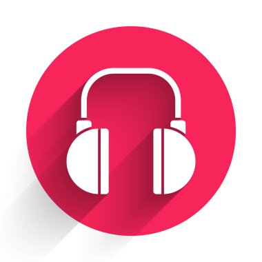 Uzun gölgeli beyaz kulaklık simgesi. Kulaklıklar. Müzik, hizmet, iletişim ve operatör konsepti. Kırmızı daire düğmesi. Vektör İllüstrasyonu
