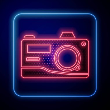 Parlayan neon fotoğraf makinesi ikonu mavi arkaplanda izole edildi. Fotoğraf makinesi simgesi. Vektör İllüstrasyonu