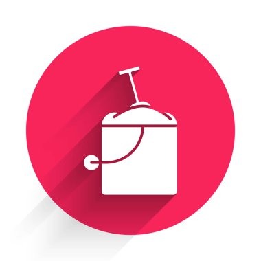 Uzun gölgeli kürek ikonuyla kovadaki beyaz kum. Plastik çocuk oyuncağı. Yaz ikonu. Kırmızı daire düğmesi. Vektör İllüstrasyonu