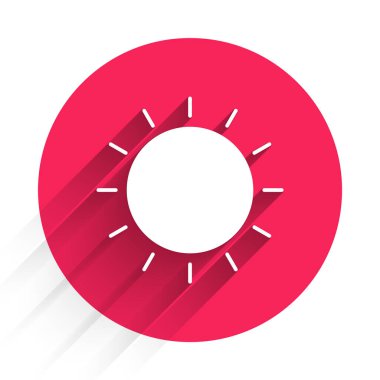 Beyaz Güneş simgesi uzun gölgeli. Yaz sembolü. Güneşli bir gün. Kırmızı daire düğmesi. Vektör İllüstrasyonu