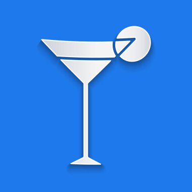 Kağıt kesiği Martini cam ikonu mavi arka planda izole edilmiş. Kokteyl ikonu. Şarap kadehi ikonu. Kağıt sanatı tarzı. Vektör İllüstrasyonu