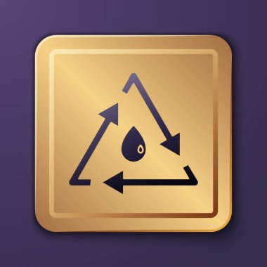 Mor arkaplanda izole edilmiş geri dönüşüm simgesiyle mor yağ damlası. Altın kare düğme. Vektör İllüstrasyonu