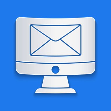Kağıt kesiği monitör ve zarf, yeni mesaj, mavi arkaplanda izole edilmiş posta simgesi. E-posta bültenleri, başlıklar, blog yazıları için kullanım. Kağıt sanatı tarzı. Vektör İllüstrasyonu